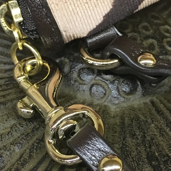 COACH Wristlet in hard to find print - NWOT - Picture 3 of 5